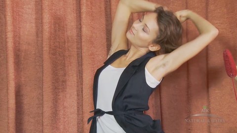 Microskirt, hairy pits, talons hauts