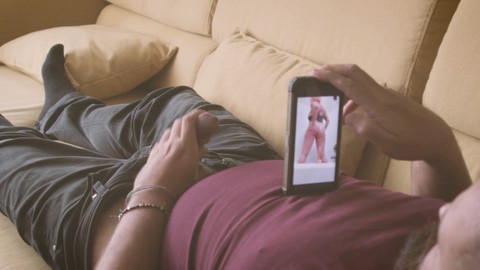 Orso super birichino si masturba sul divano mentre guarda porno